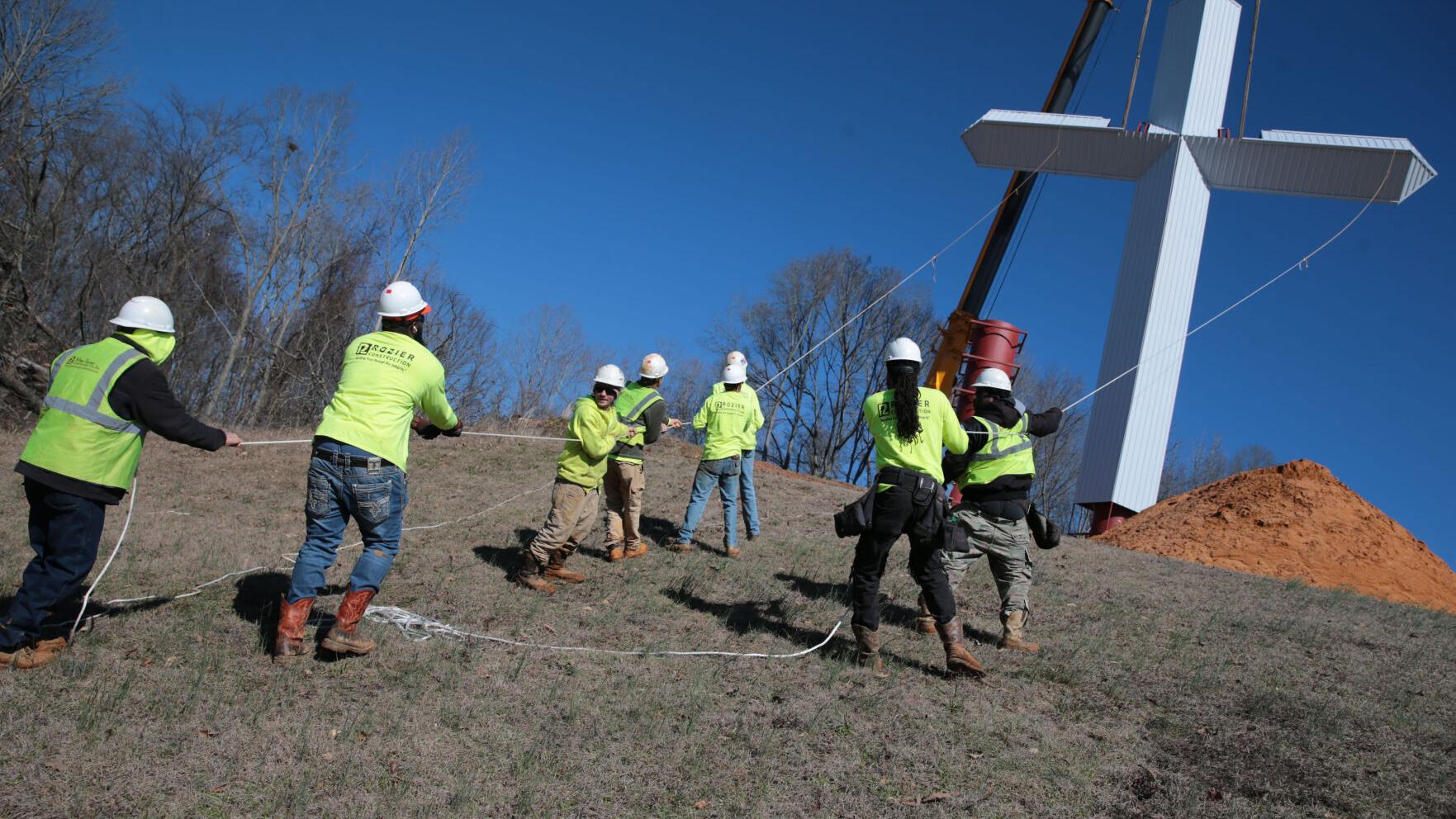 PHOTOS: 130-foot giant cross raised in Saltillo